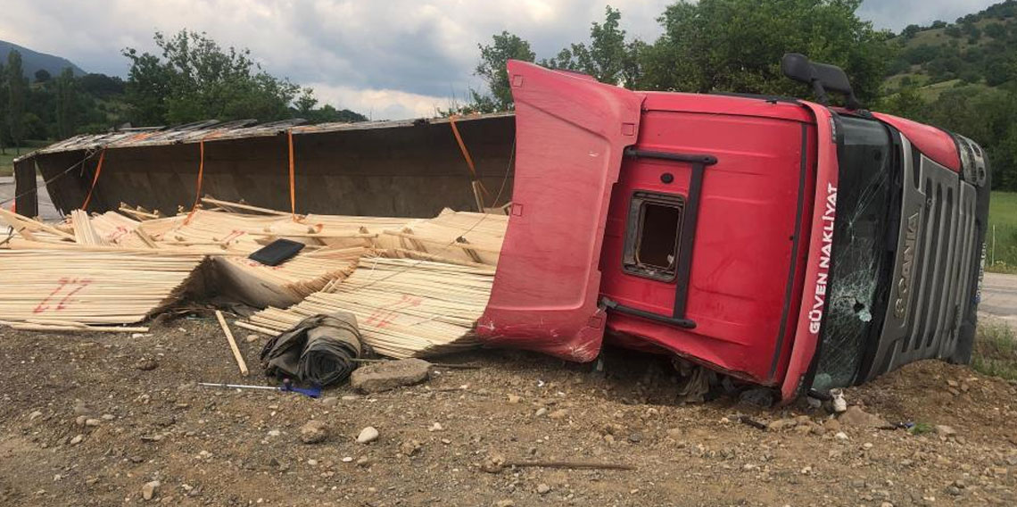 Amasya'da kereste yüklü tır devrildi: 2 yaralı