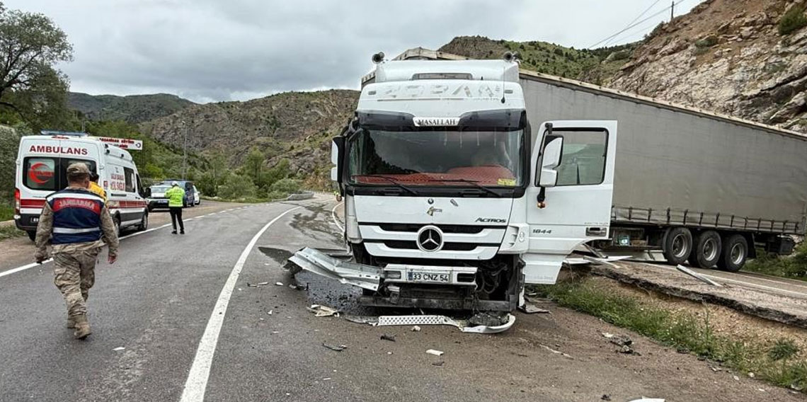 Gümüşhane-Bayburt karayolunda tır kazası sonucu ulaşım tek şeritten kapandı