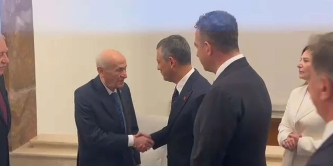 CHP Genel Başkanı Özel ile MHP Genel Başkanı Bahçeli kuliste selamlaştı