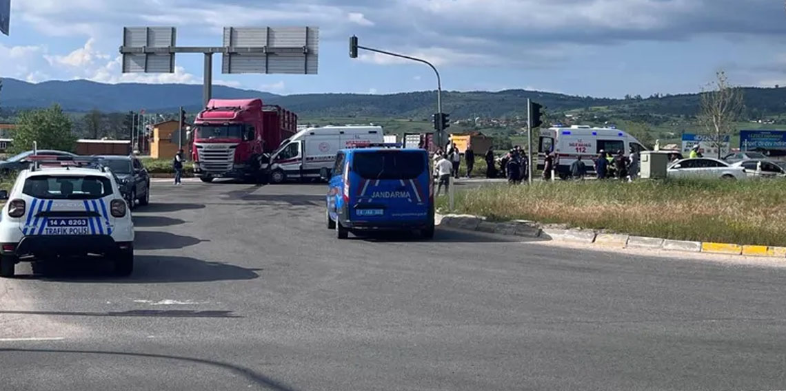 Başsavcıyı taşıyan ambulans kazaya karıştı: 1'i ağır, 8 yaralı