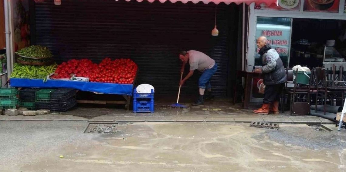 Trabzon’da sular çekilmeye, esnaf da temizliğe başladı
