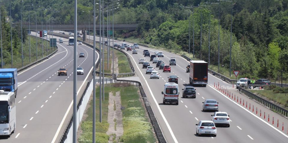 Erkenden yola çıkan tatilciler Bolu geçişinde akıcı yoğunluk oluşturuyor