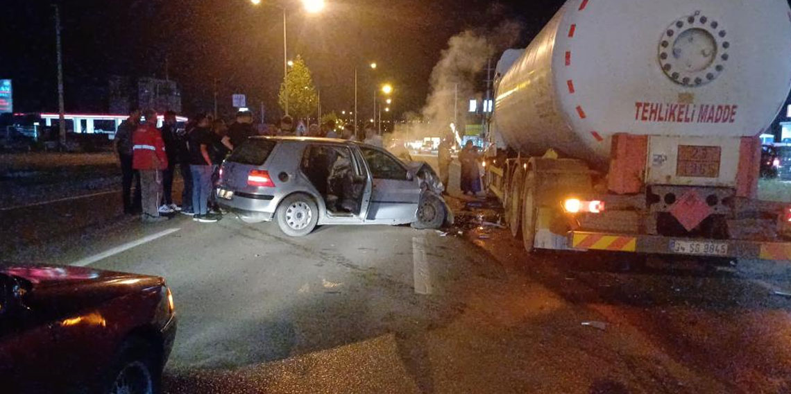 Karşı şeride geçen otomobil, akaryakıt tankeriyle çarpıştı: 1 ölü