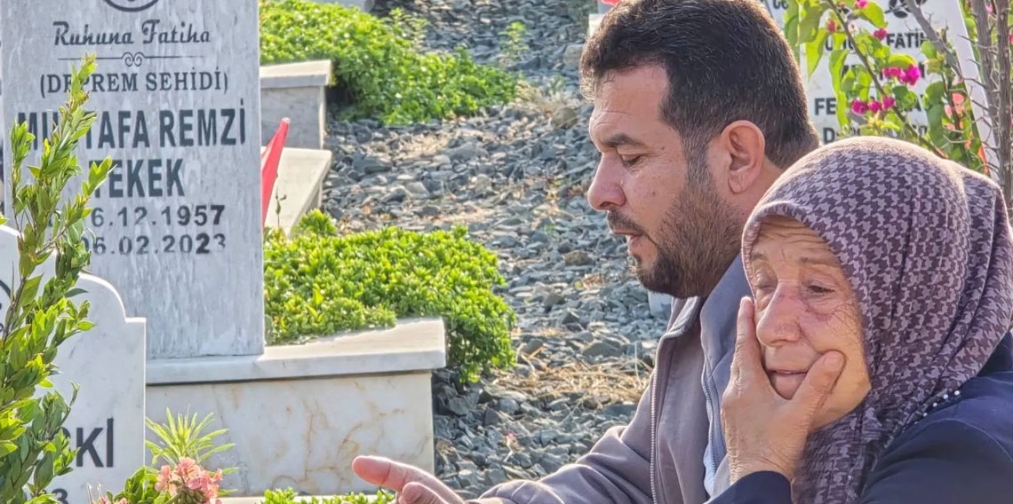 Hatay'da deprem şehitliğinde buruk bayram... 'Nasip olursa cennette buluşacağız'