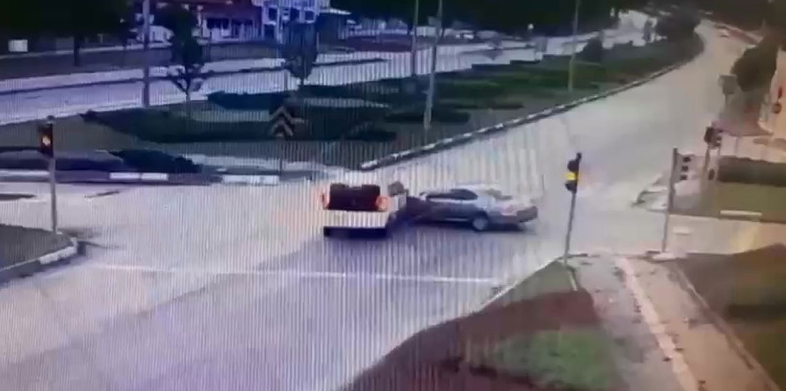 Amasya'da ticari araç ile otomobil çarpıştı: 5 yaralı