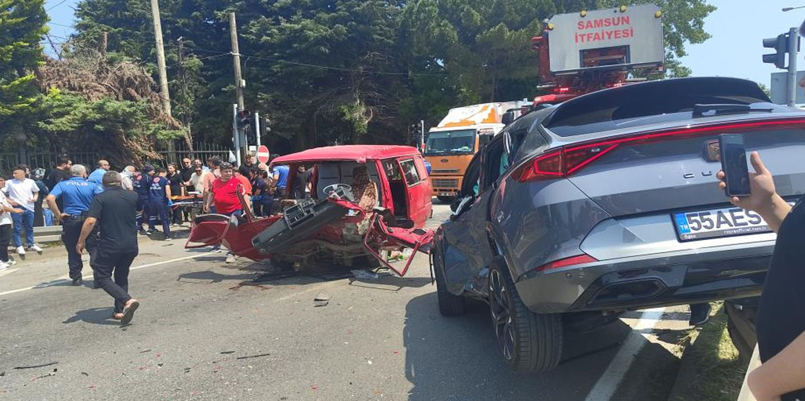 Samsun'da panelvan araç ile otomobil çarpıştı: 5 yaralı