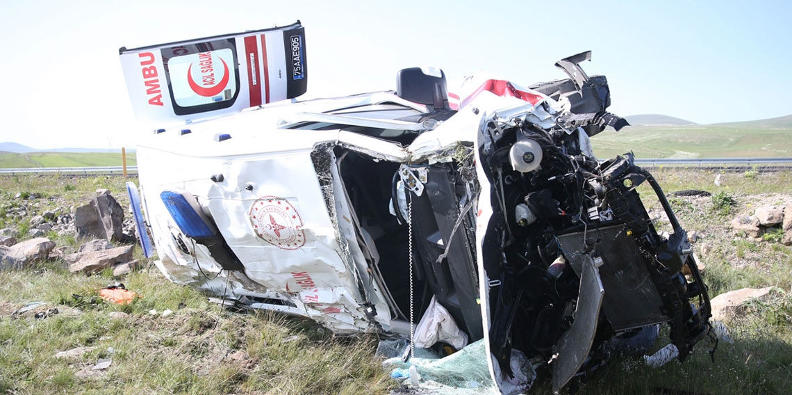 Kars'ta ambulans şarampole devrildi!