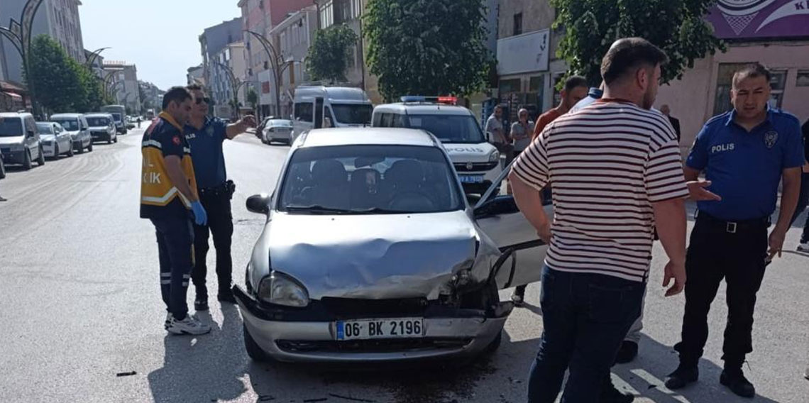 Çorum'da iki otomobil kafa kafaya çarpıştı: 3 yaralı