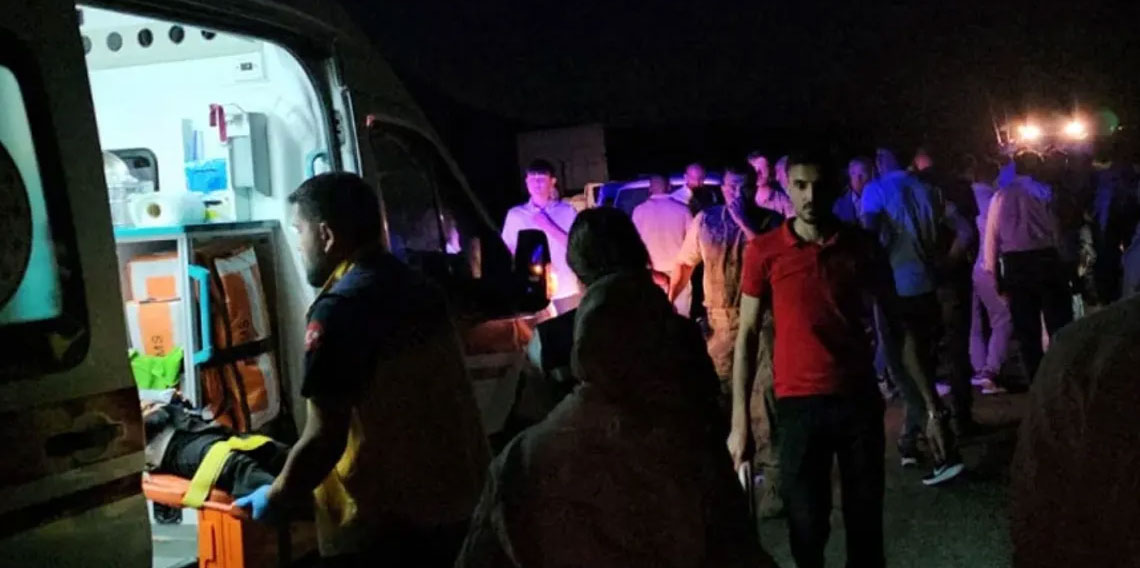 Bitlis'te hafif ticari araç, traktöre çarptı: Çok sayıda yaralı var