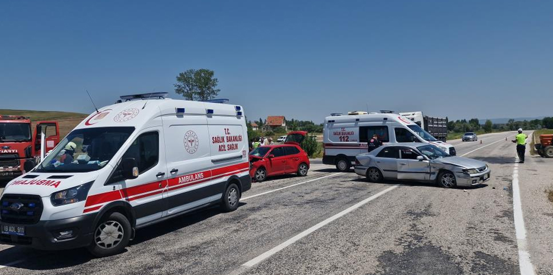 Çorum’da iki otomobil çarpıştı: 4 yaralı