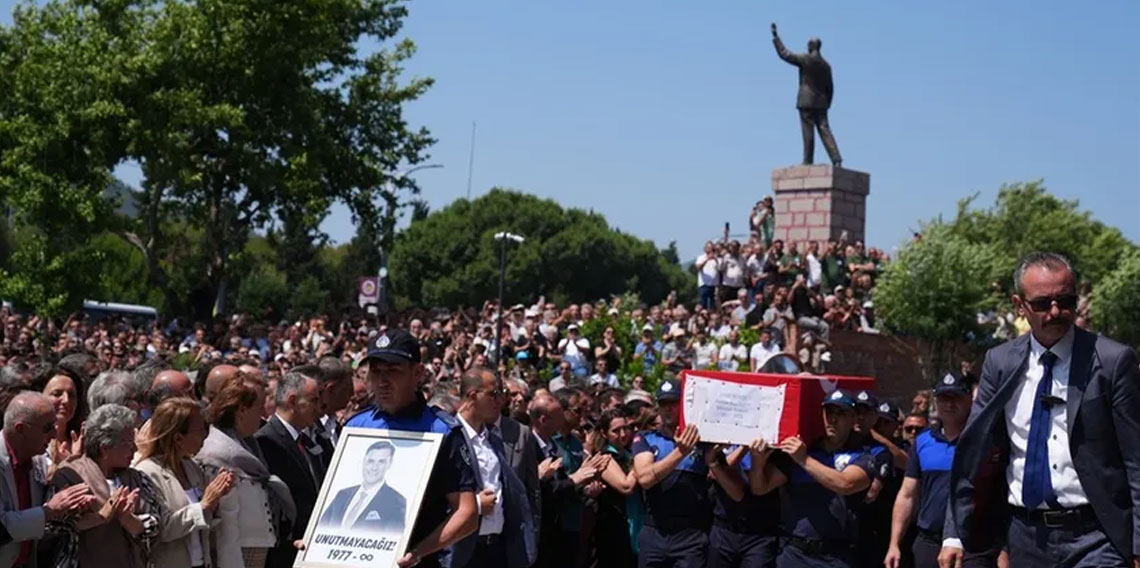 Ferdi Zeyrek'e veda: İlk tören Manisa Büyükşehir Belediyesi önünde yapıldı