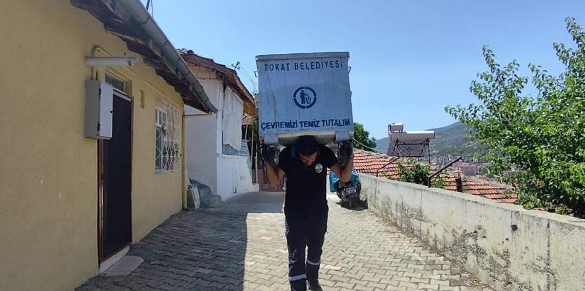 Çöp tenekesini sırtlayan personel temizlikte sınır tanımadı
