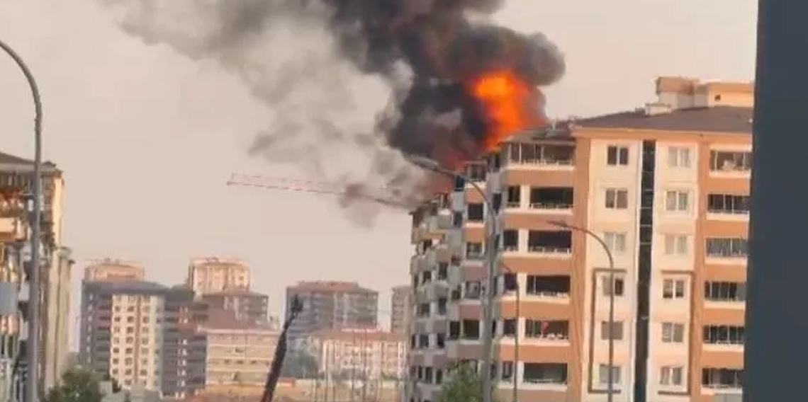 Gaziantep’te 7 katlı binanın çatısı alev alev yandı