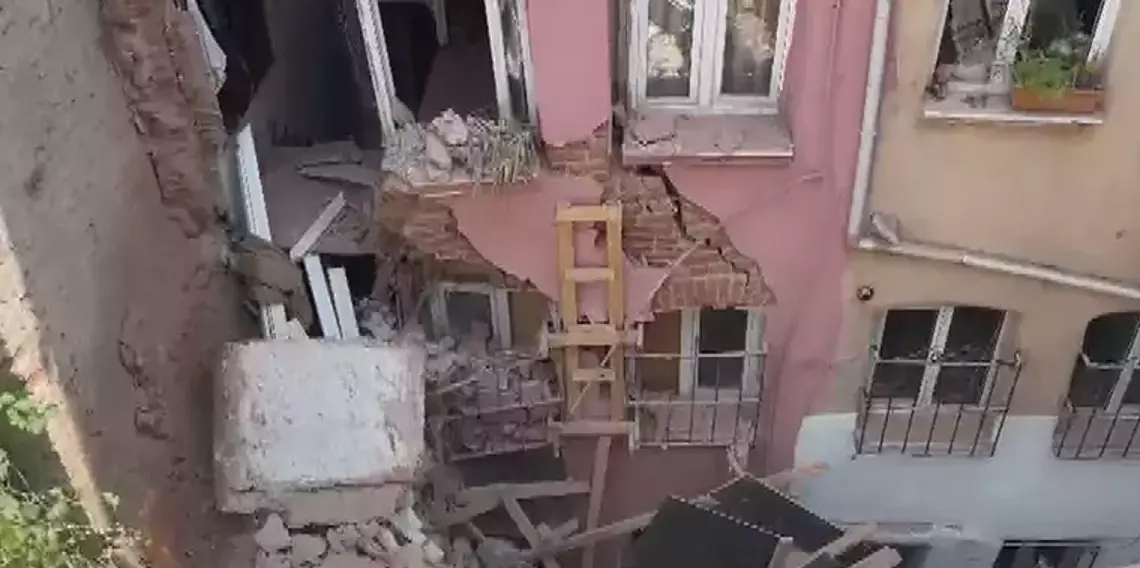 Fatih’te 3 katlı binanın balkonu çöktü, bina tahliye edildi