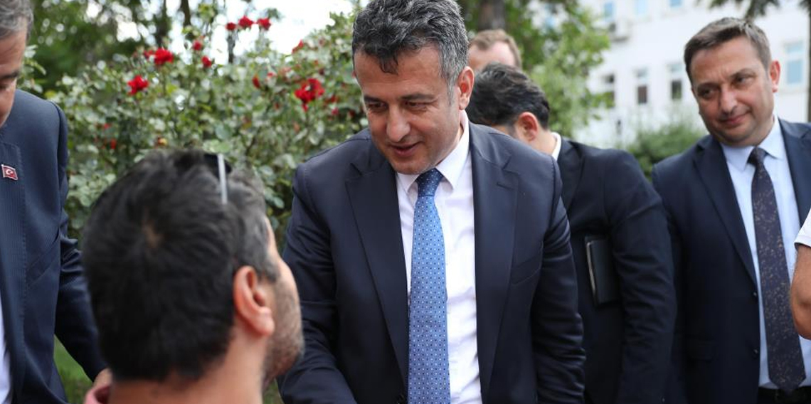 Filistin için çorap satan engelli vatandaş ile Başkan Doğan arasında yürek ısıtan diyalog
