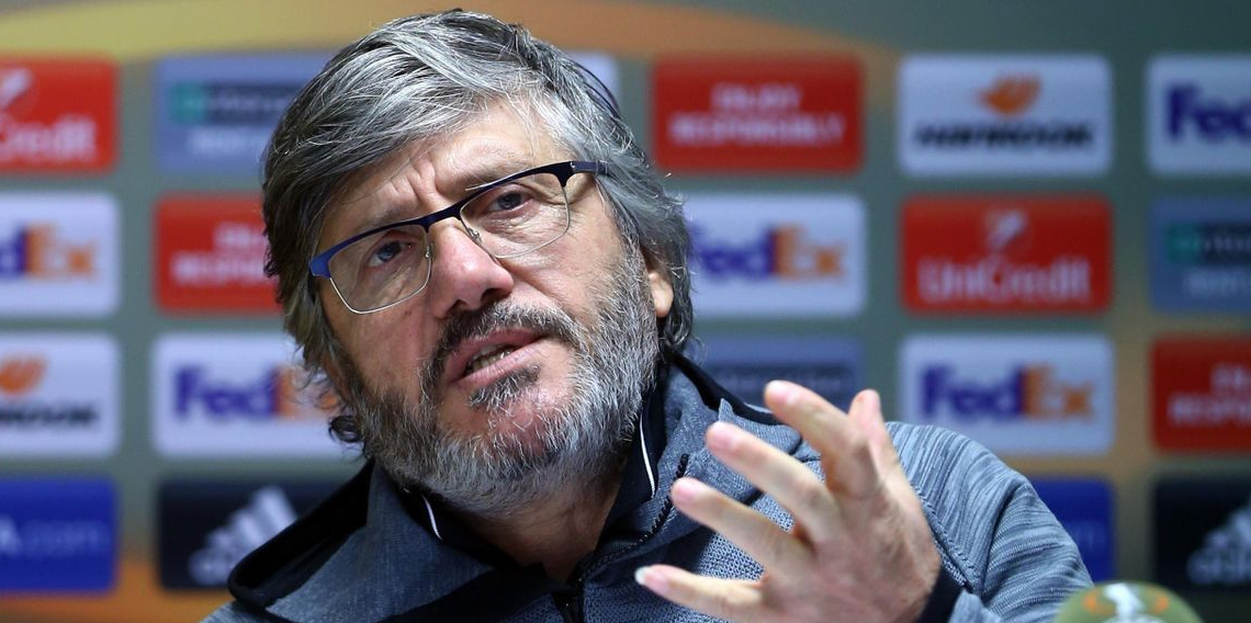 Mustafa Reşit Akçay Sahalara Dönüyor