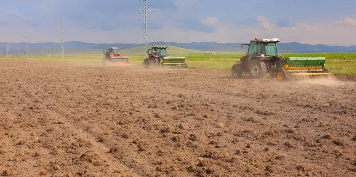 Bayburt'ta 300 dekar mera alanında ekim ve gübreleme çalışması yapıldı