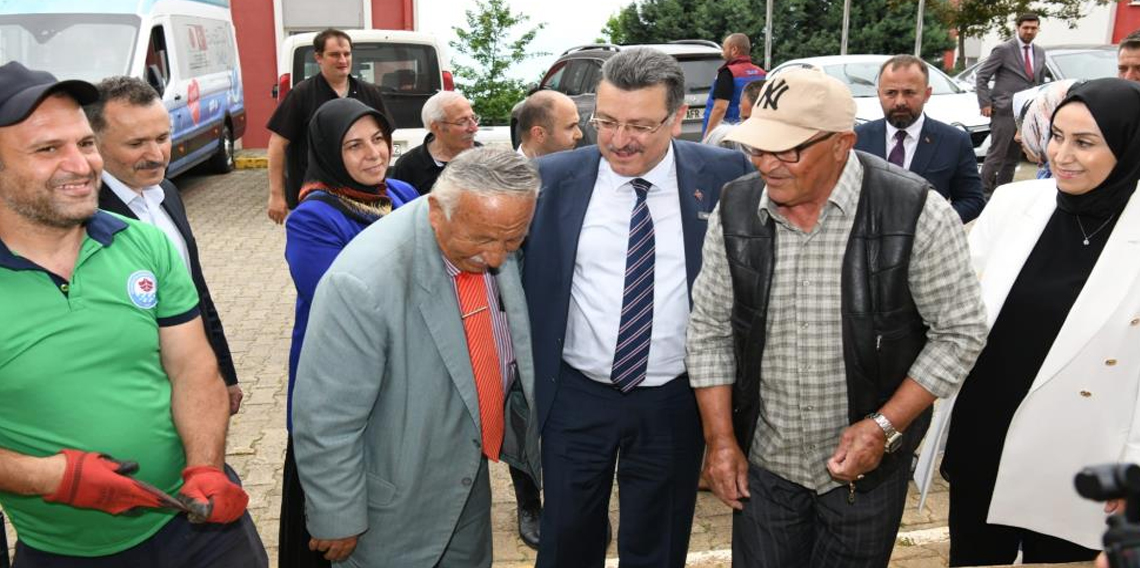 Huzurevindeki yaşlı babaları unutmadı
