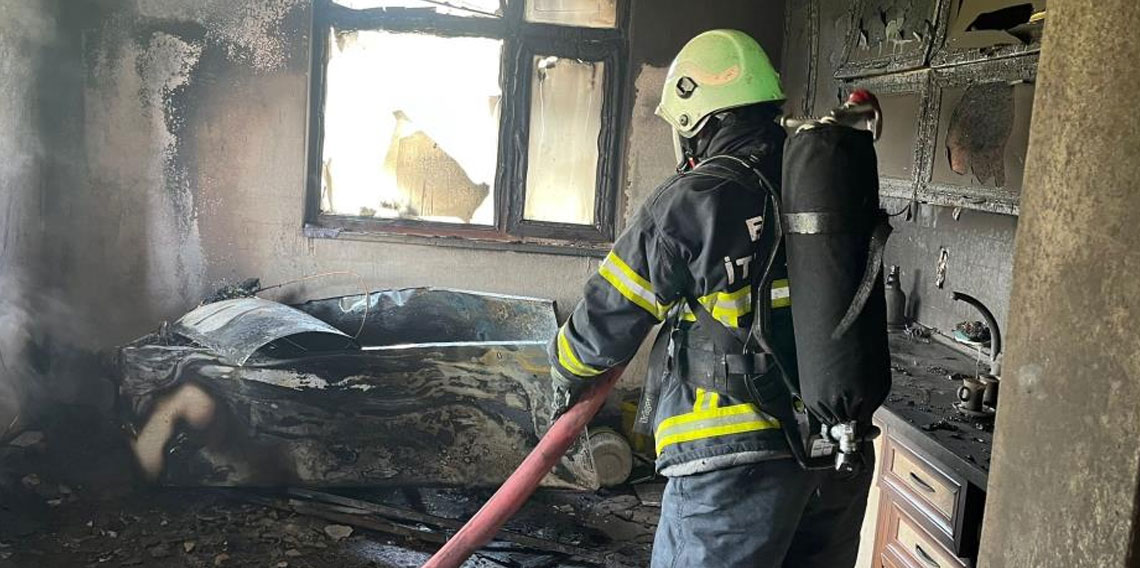 Balkonda başlayan yangın mutfağı kül etti