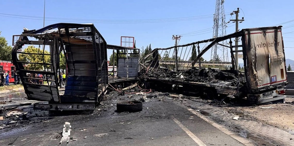 Sakarya'da korkunç kaza! Karşı şeride geçen tır, 2 tıra çarptı!