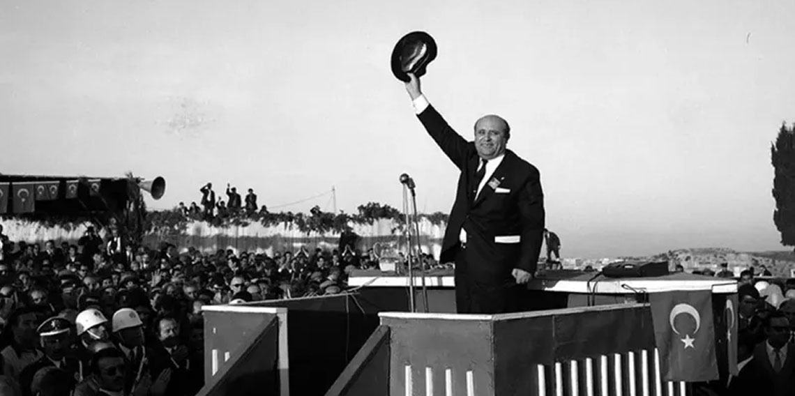 Süleyman Demirel, mezarı başında anıldı