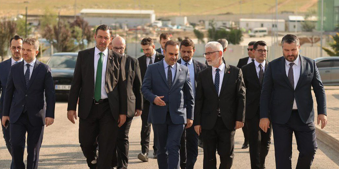Bakan Kacır’dan Roketsan’a ziyaret
