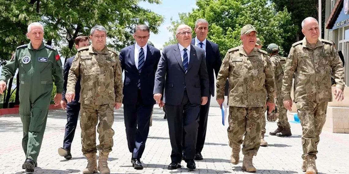 Milli Savunma Bakanı Yaşar Güler, komutanlarla İran sınırında! 