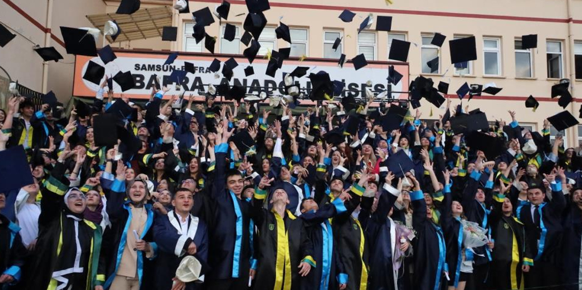 Bafra Anadolu Lisesi’nde coşkulu mezuniyet töreni