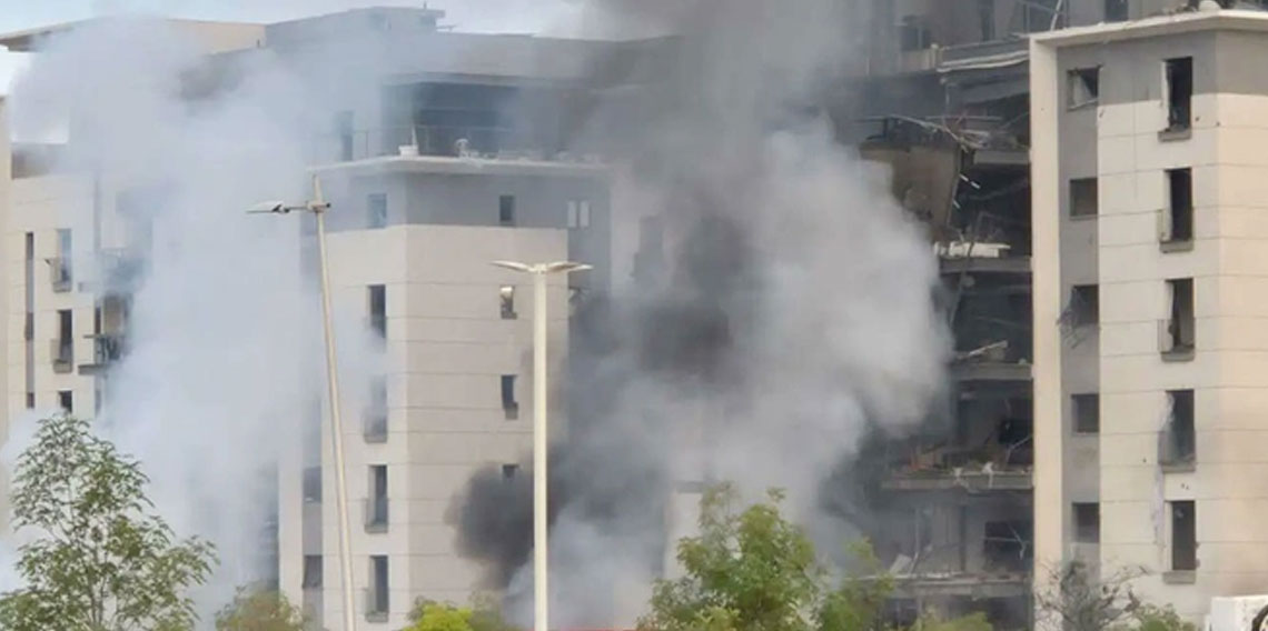 İran tek füzeyle Birüssebi kentini vurdu çok sayıda araç alev aldı