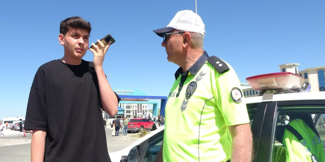 Kimliğini takside düşüren öğrencinin yardımına Bayburt polisi koştu