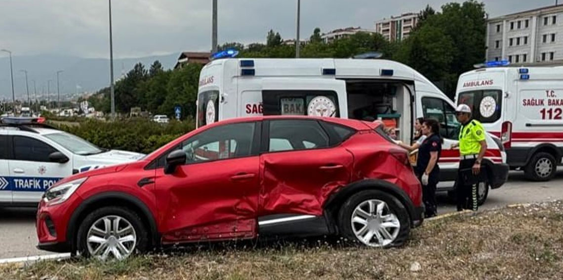 Karabük'te kavşakta iki otomobil çarpıştı: 3 yaralı
