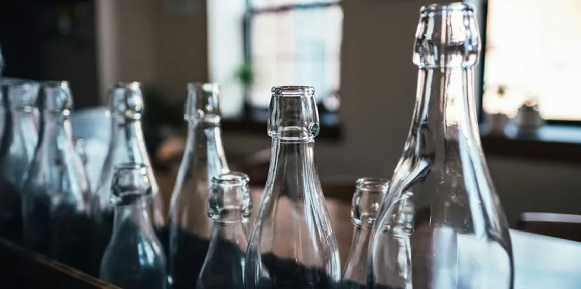 Bilim insanları duyurdu: Cam şişelerde, plastikten daha fazla mikroplastik tespit edildi