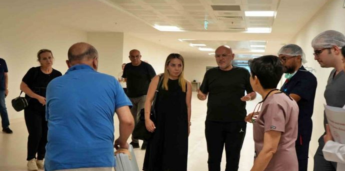 Darp sonucu hayatını kaybeden oğlunun bağışlanan kalbini, dua ederek uğurladı