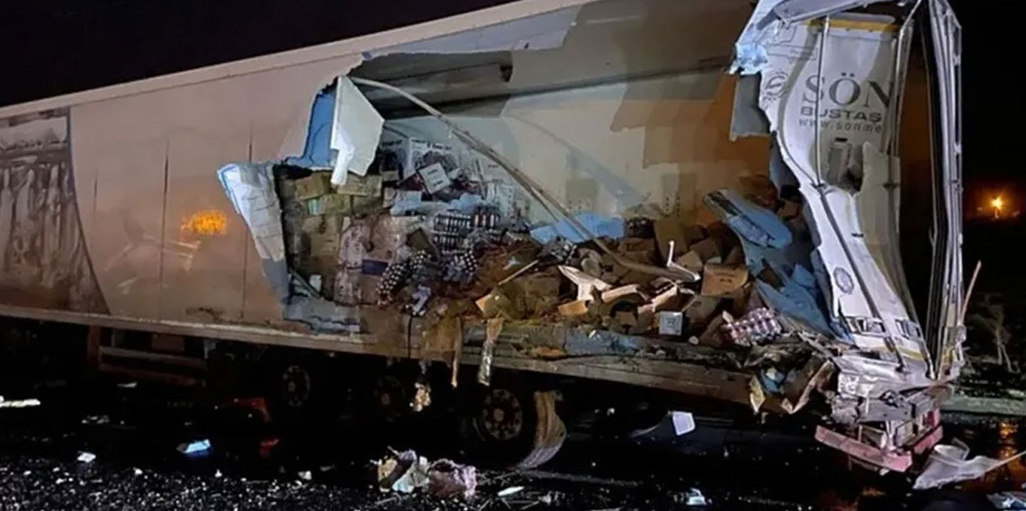 Sakarya'da yolcu otobüsü TIR'a arkadan çarptı: 2'si ağır, 13 yaralı