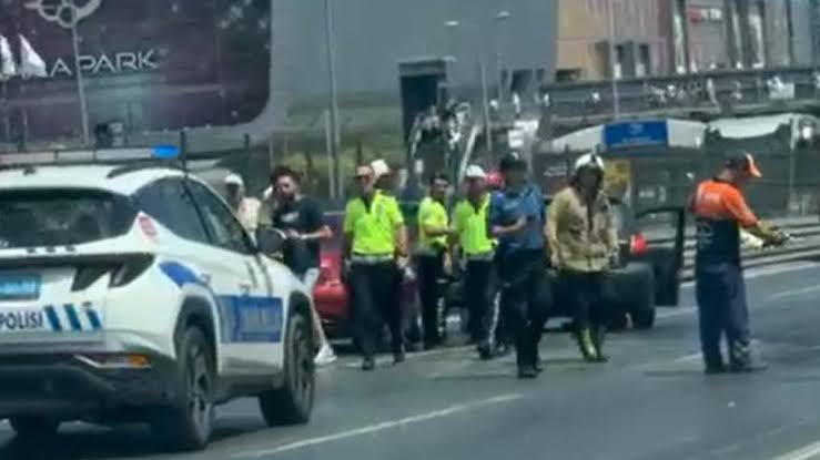 Direksiyon hakimiyetini kaybeden sürücü yan yoldan anayola uçtu, E-5 kapandı