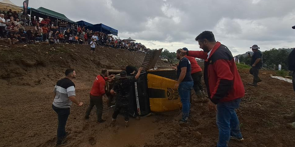 Rize'deki off-road yarışlarında takla atan araç yürekleri ağıza getirdi