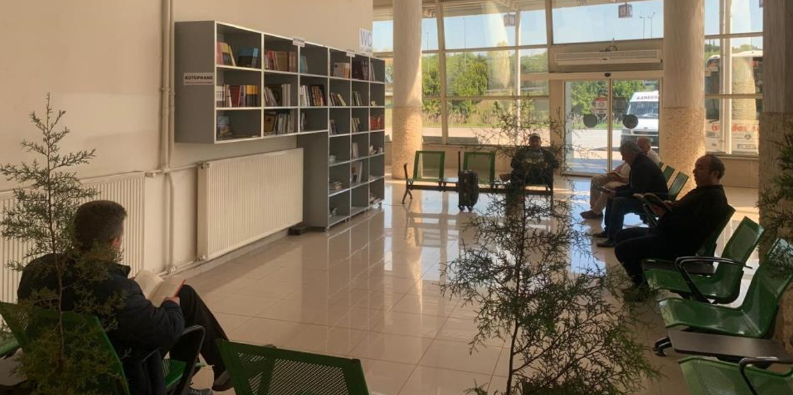 Ordu'da otobüs bekleyenler, kitap okuyarak vakit geçiriyor