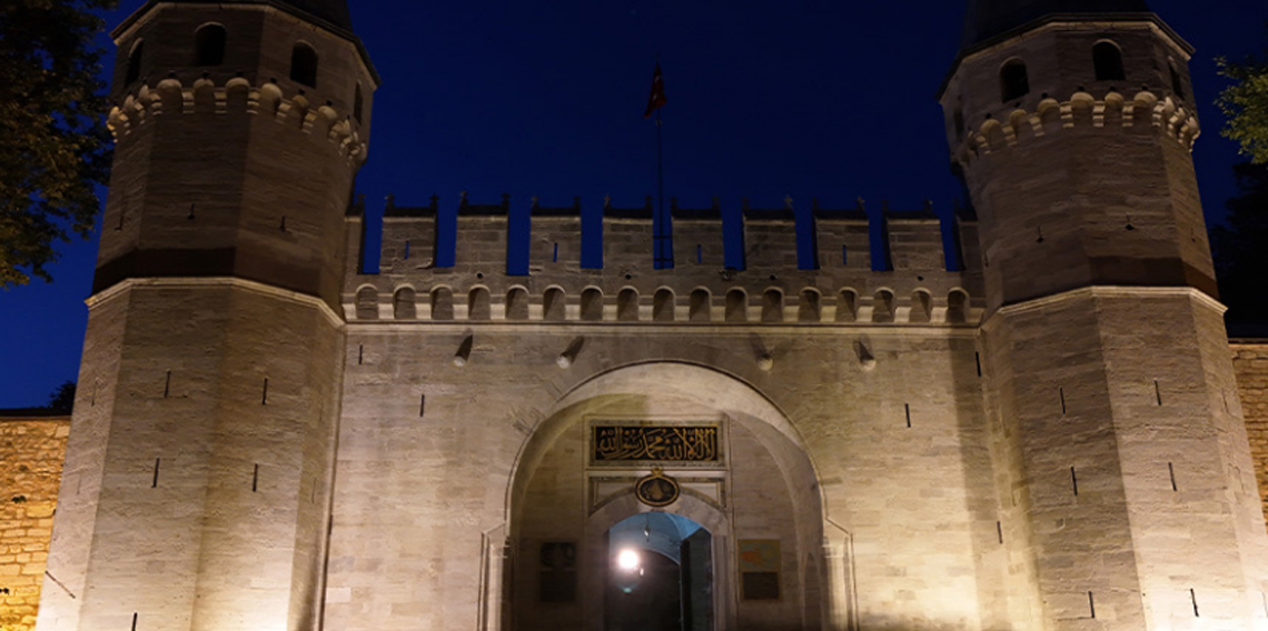 Topkapı Sarayı gece ziyaretçilerini ağırlamaya başladı