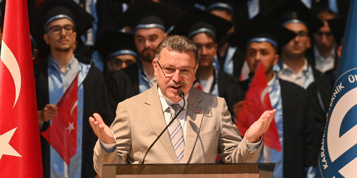 Genç: Tam bağımsız Türkiye'i gençler taşıyacak