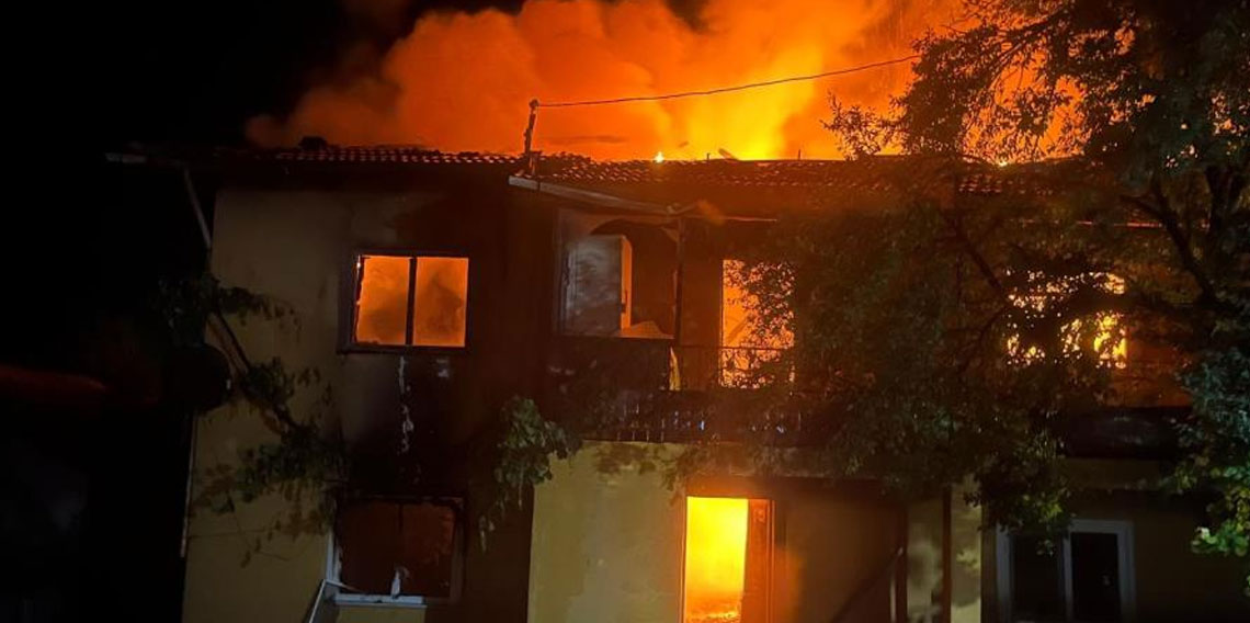 Yaşlı kadının 2 katlı evi küle döndü