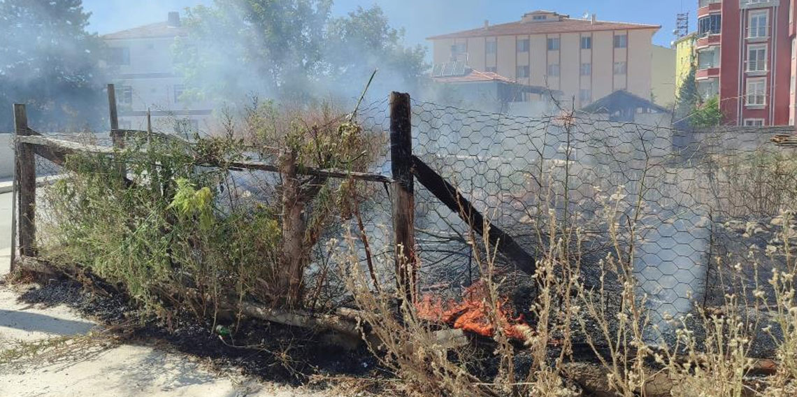 Boş arazide çıkan yangın evlere sıçramadan söndürüldü
