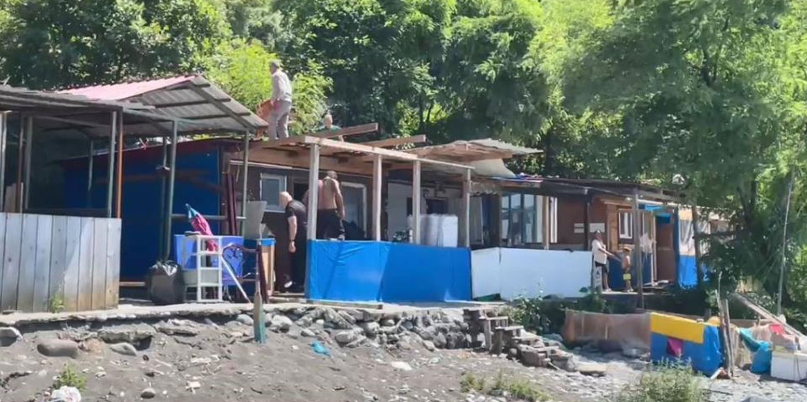 Artvin'in Karadeniz kıyılarındaki kaçak yapılar yıkılıyor