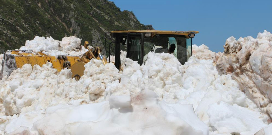 Rize yaylalarında hummalı kar temizliği