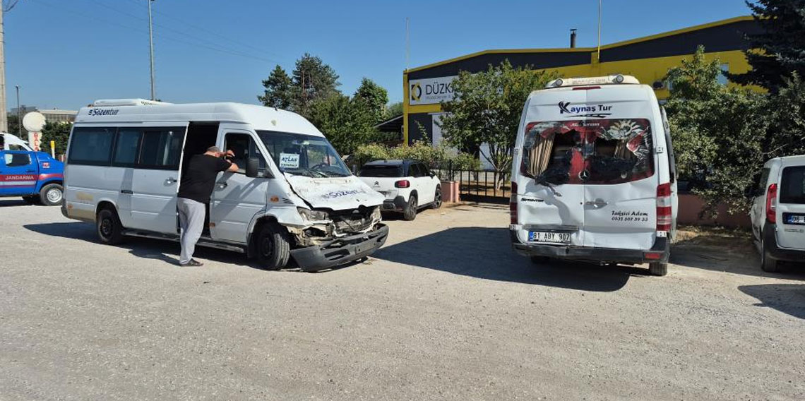 Düzce'de 2 servis aracı ve tır kazaya karıştı: 6 yaralı