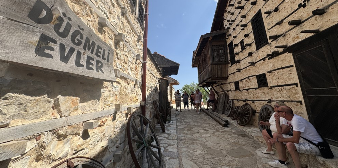 Antalya'nın 15 haneli 50 nüfuslu beton yapı bulunmayan 800 yıllık tarihi köyüne turist akını
