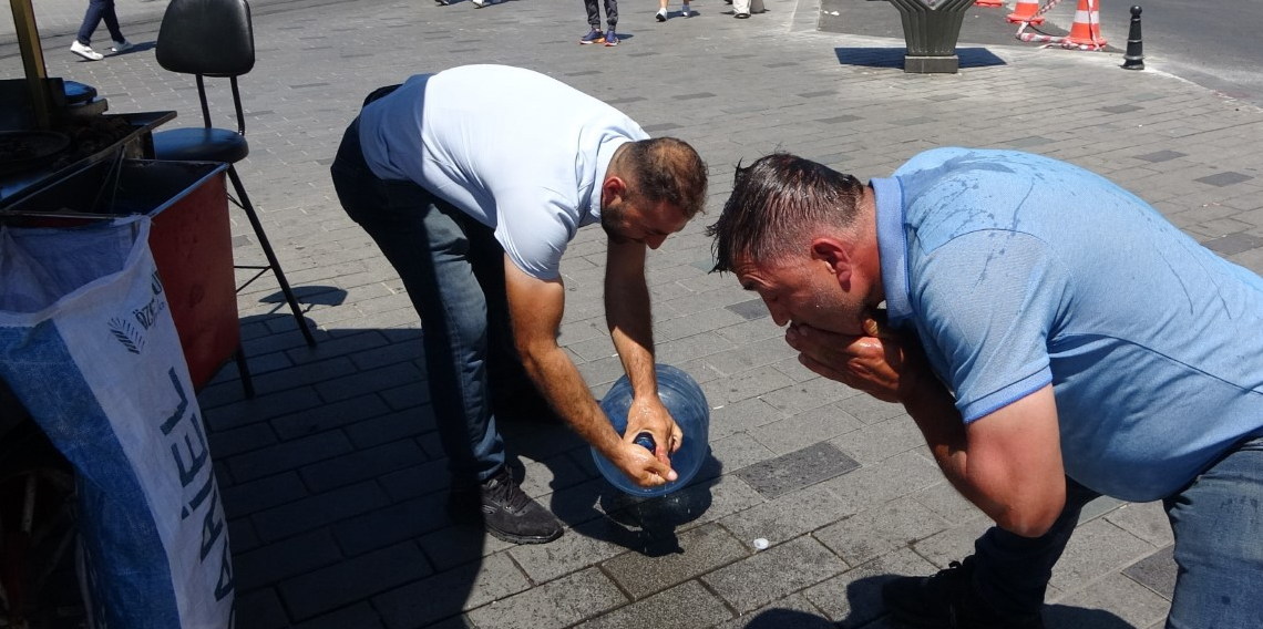 Taksim’de sıcaktan bunalanlar damacana ile serinlemeye çalıştı