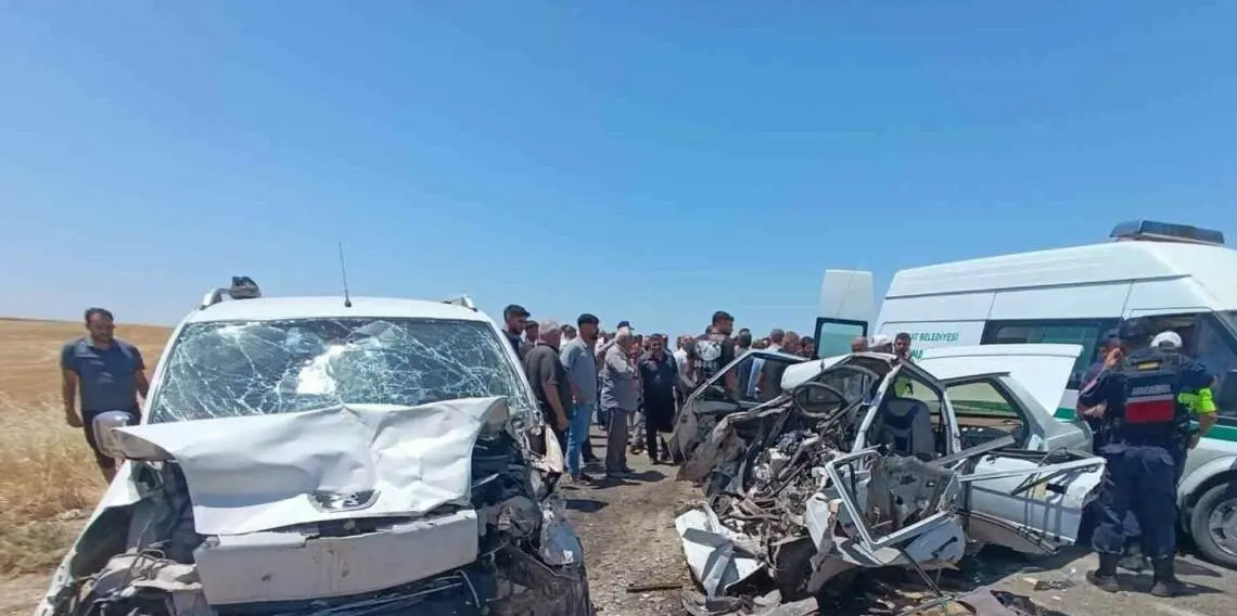 Otomobil ile hafif ticari araç çarpıştı: 4 ölü, 1 yaralı