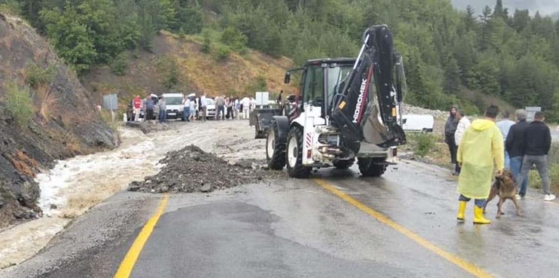 Kastamonu'da kuvvetli sağanak karayolunu ulaşıma kapattı