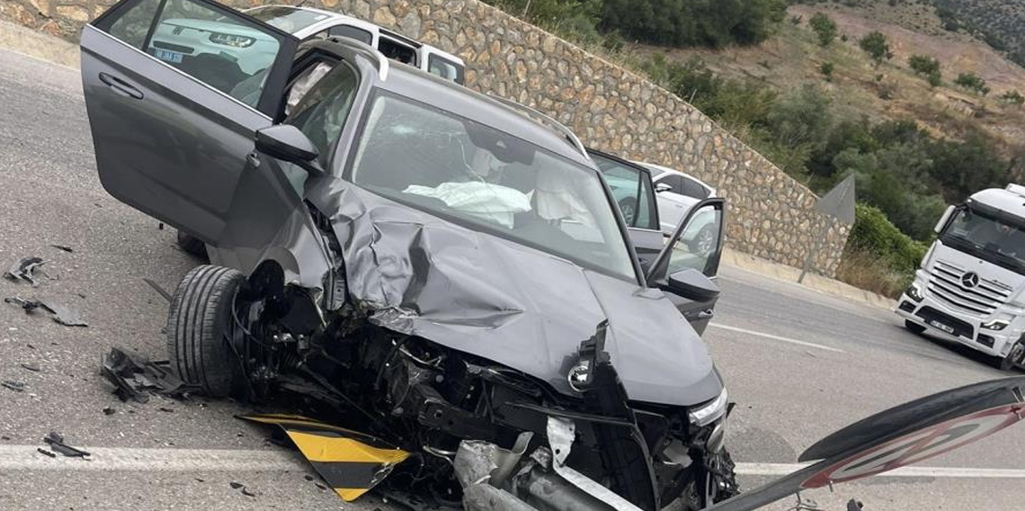 Tokat'ta Bariyerlere çarpan otomobildeki 8 kişi yaralandı