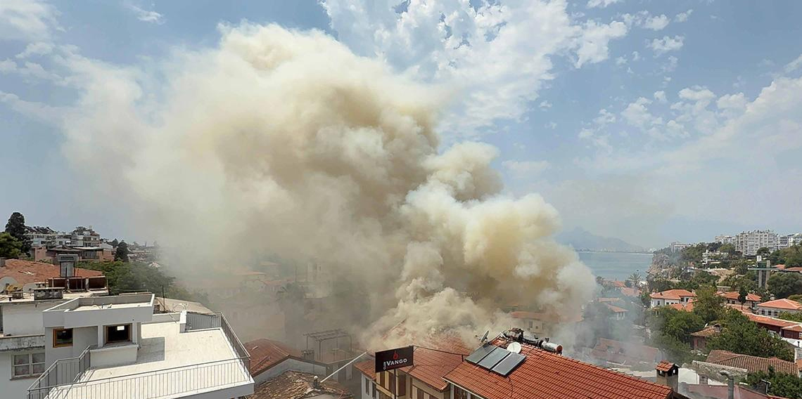 Antalya Kaleiçi’nde yangın